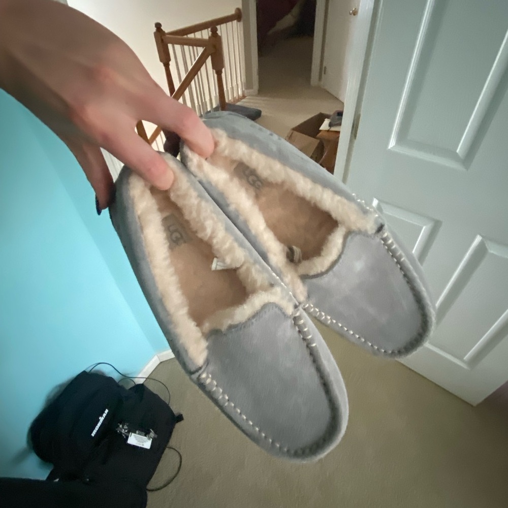 UGG SLIPPERS